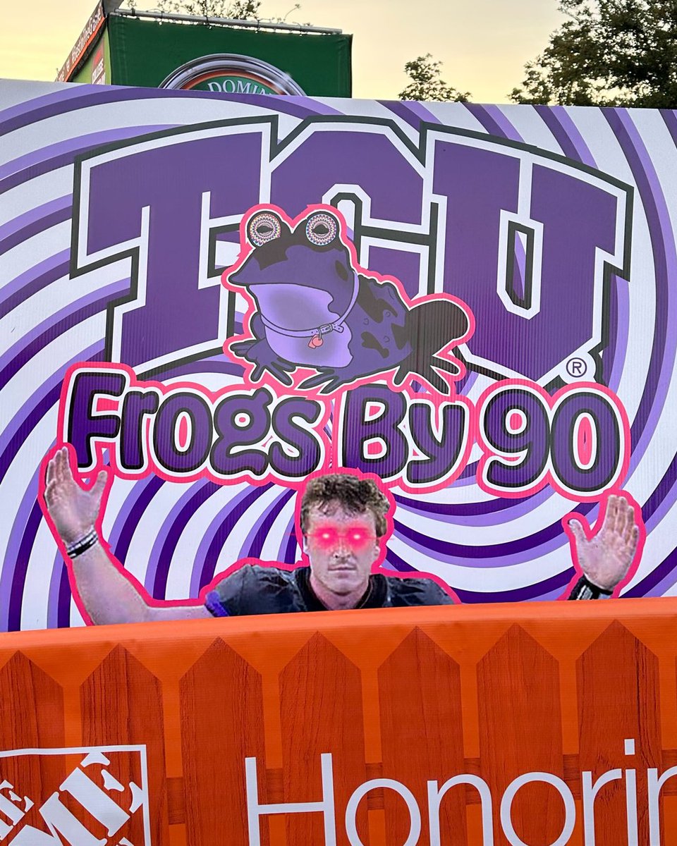 CollegeGameDay's tweet photo. good morning from hypnotoad 🐸 https://t.co/3ebomQIqlE