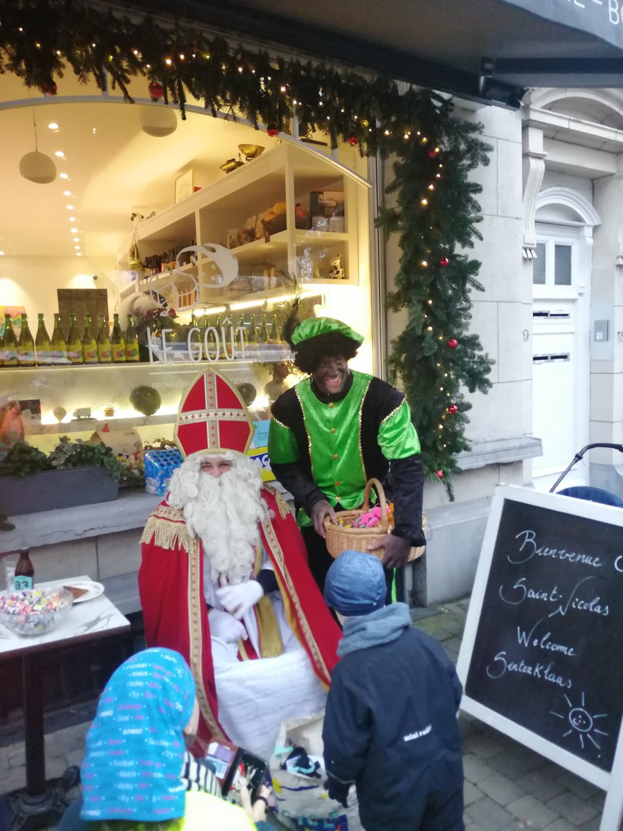 Sr_Zarpa (@srzarpa) on Twitter photo Sympa le #Blackface de la Commune de Schaerbeek en 2022!
<a href="/CecileJodogne/">Cécile Jodogne</a> <a href="/DSchaerbeek/">DéFi Schaerbeek</a> est-ce toujours nécessaire ce genre de démonstrations racistes afin de fêter correctement la #SaintNicolas? Sympa le #Blackface de la Commune de Schaerbeek en 2022!
<a href="/CecileJodogne/">Cécile Jodogne</a> <a href="/DSchaerbeek/">DéFi Schaerbeek</a> est-ce toujours nécessaire ce genre de démonstrations racistes afin de fêter correctement la #SaintNicolas?