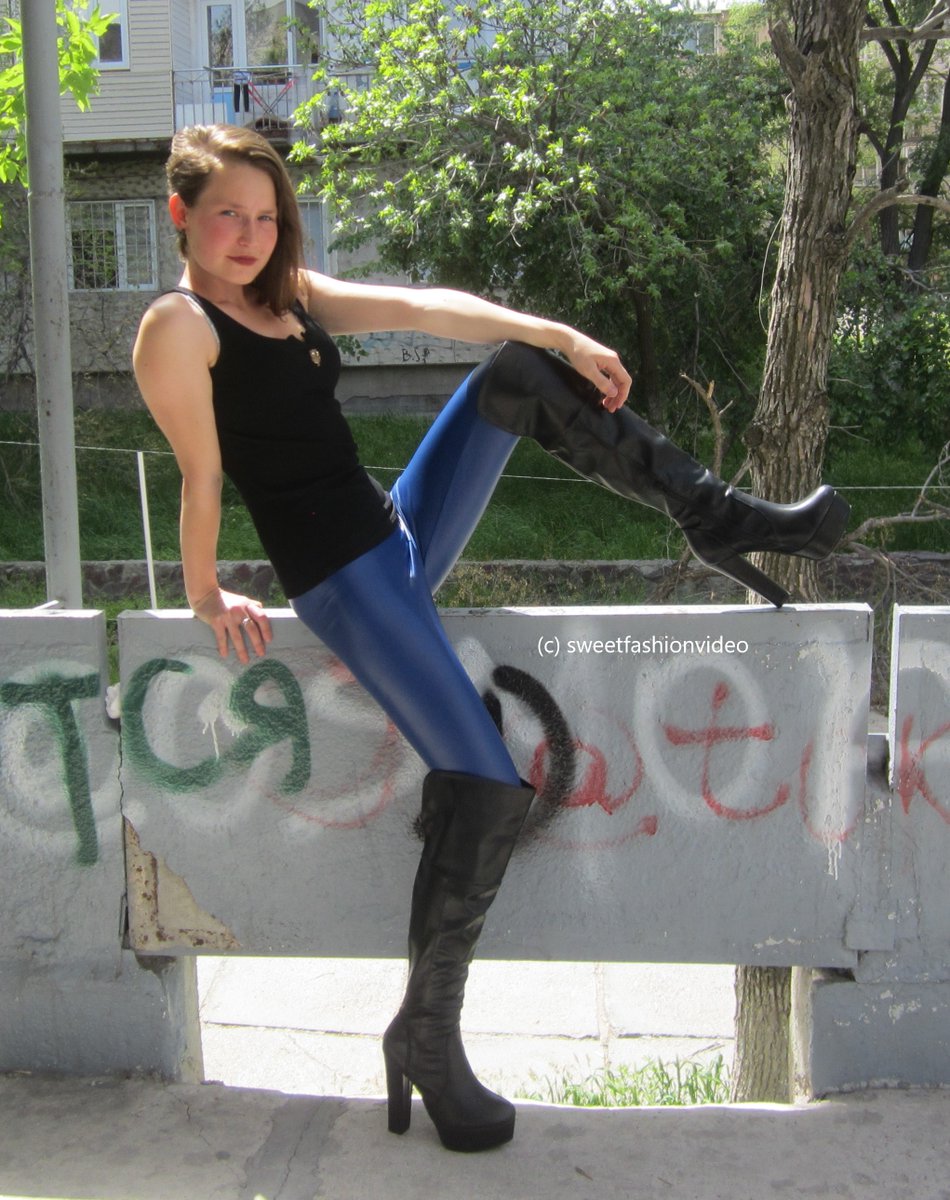 ShoesBootsTeam's tweet photo. #fashion #style #styling #beauty #outfit #Mode #dress #footwear #Stiefel #Boots #highheel #ootd #Overknee #public #leggings #leatherlike #clubwear 
Watch #Vika, presenting herself and #walking in casual, but amazing high Overknees #outdoor: 
https://t.co/RVWTngOw4Z https://t.co/TAnZfE7P87