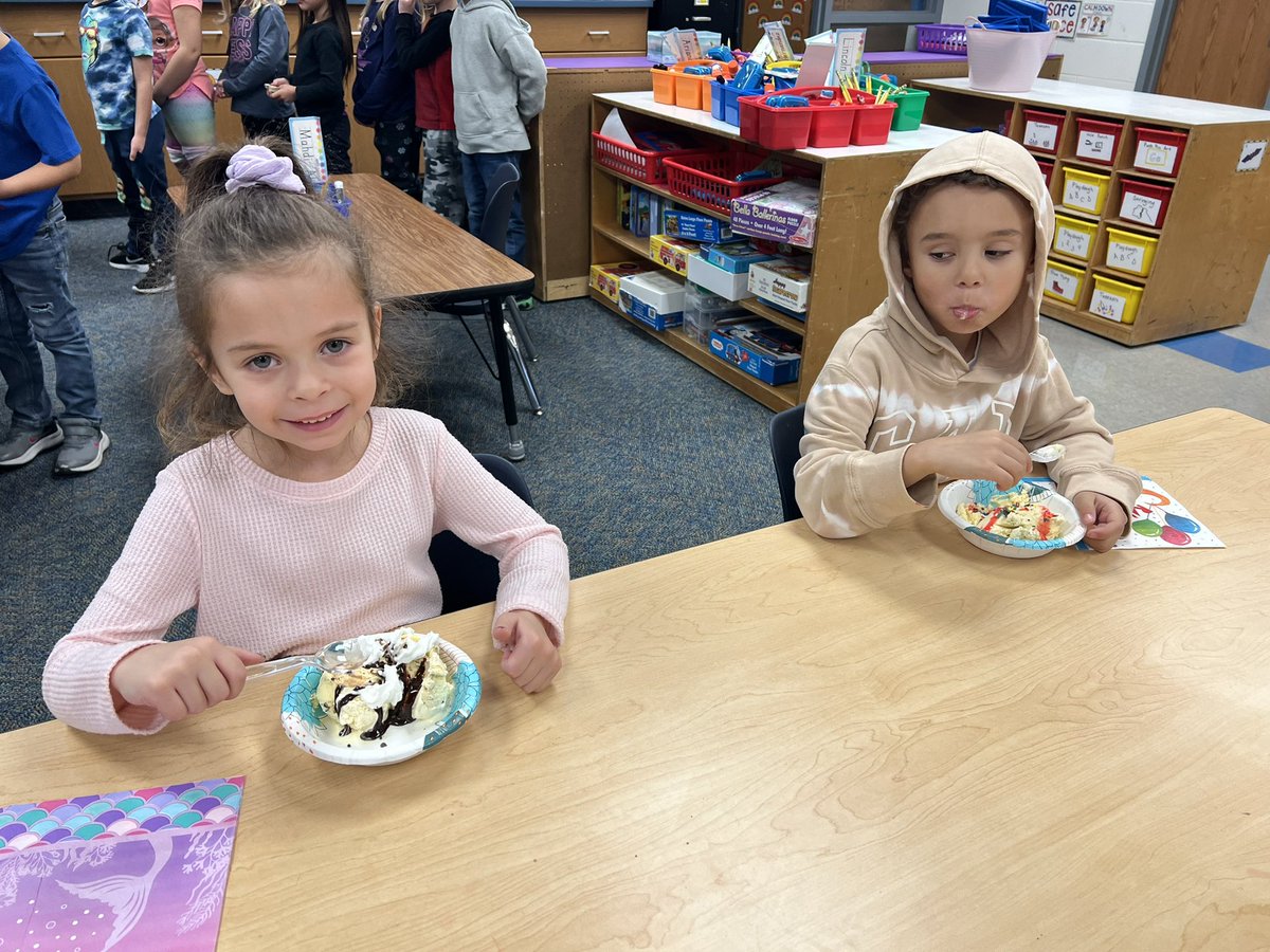 RachelPoe8's tweet photo. Thank you PTA for the ice cream 🍨@CoolidgePta @CoolidgeCougars #livoniaPride https://t.co/APKUS5NrzJ