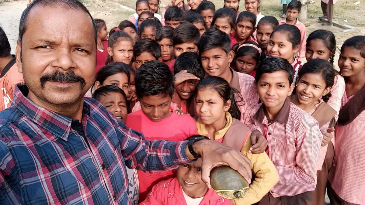 IndianItcan's tweet photo. #SaturdaySaviour! 🐢
A #heartwarming rescue of the Indian Flapshell Turtle by school kids and their teacher, Dr. Ankur, of Upper Primary School, Govindpur, Mohanlalganj. The turtle was captured and released back to a nearby pond with happy smiles!!
#rescue #turtle #turtlesofindia https://t.co/jiIY6Y47Ol