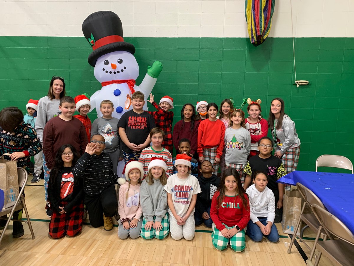 PonaMiss's tweet photo. So much festivity these past couple of weeks! 🤎🧡❄️ #millridge https://t.co/UscGxO8Q1x
