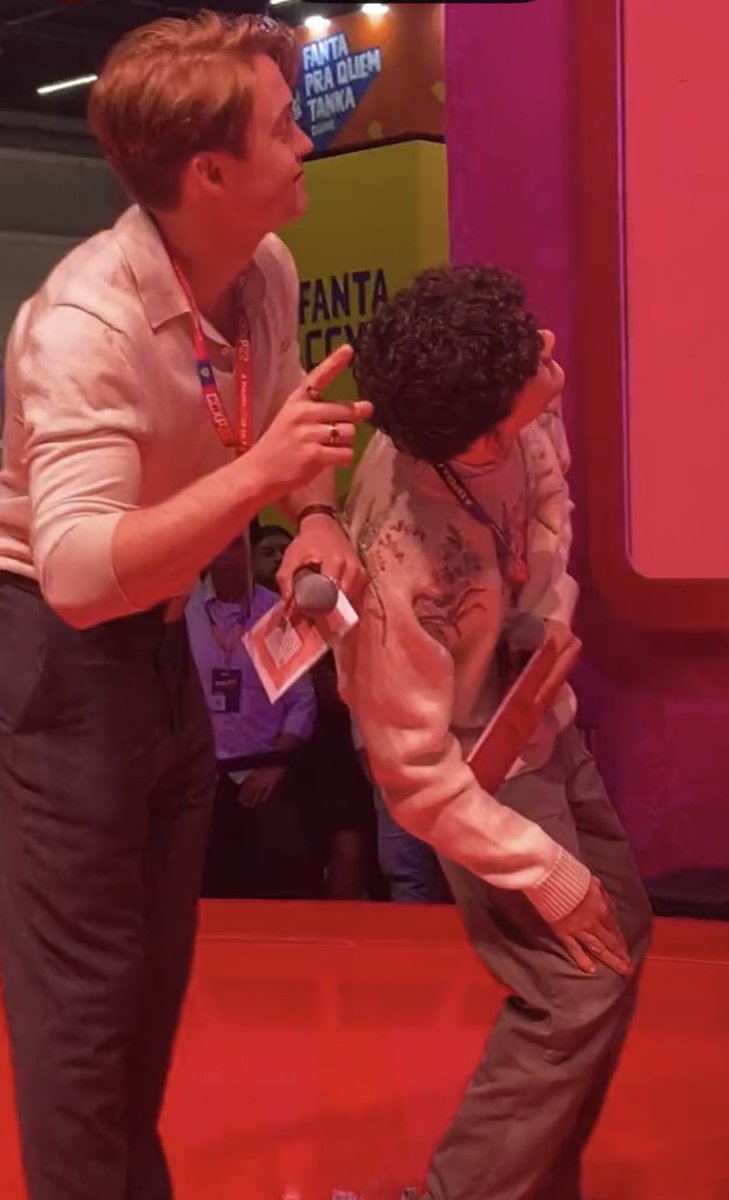 Ioverspring's tweet image. they look like they’re about to Fall over Help