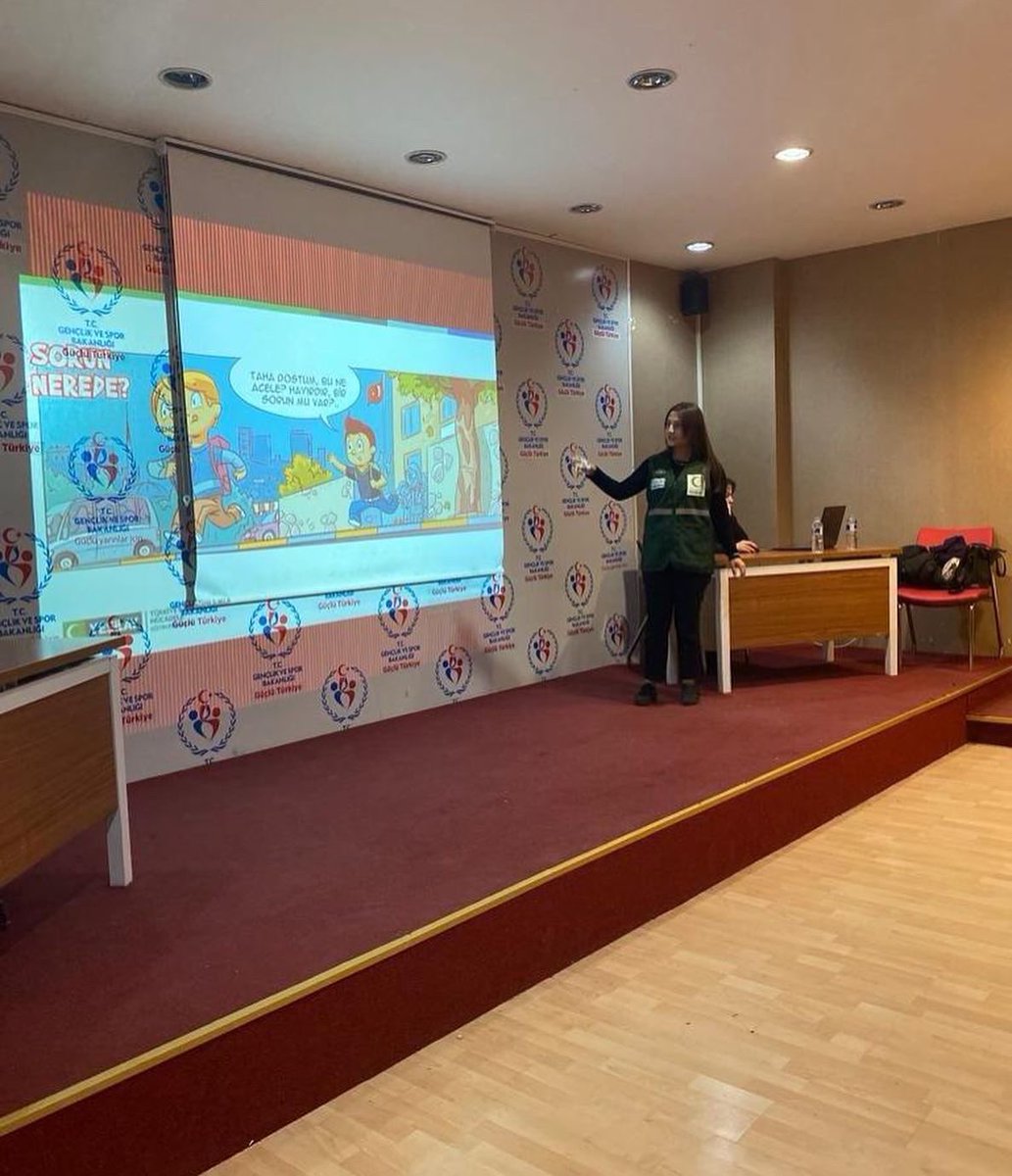 hkugencyesilay's tweet photo. Hasan Kalyoncu Üniversitesi Genç Yeşilay Topluluğu akran eğitimcilerinden Nisa Karaduman koruyucu önleyici çalışmalarımız adına farkındalık oluşturmaya yönelik Şahinbey Gençlik Merkezi bünyesindeki çocuk ve ergenlere Teknoloji Bağımlılığı eğitimi verdi. @TurkayDereli https://t.co/sKncNxIf55