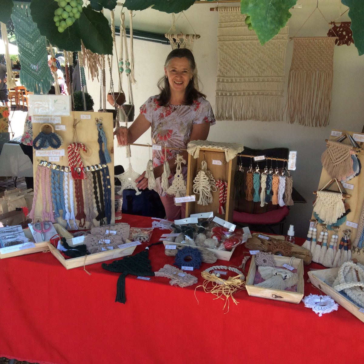 MacrameCraftSA's tweet image. At the market. Sunshine &amp;amp; Macrame ! 

#marketday #christmasmarket #diamanteengoud #goodfood #exibitors #threedecember #heidelberg #gauteng #kersmark