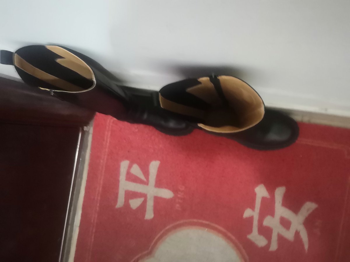fnqi11's tweet photo. 这家的女主人身材肯定哇塞，一开始以为这种靴子肯定很臭，结果大马靴里一阵清香，皮革味混合着就像小时候吃的比巴卜西瓜味泡泡糖的味道。#长靴 #马靴 #扫楼 #打胶 #舔靴 #恋靴癖 #鸡吧套子 #平底靴 #长筒靴 #舔靴底 #舔靴子 https://t.co/jjMizMivkx