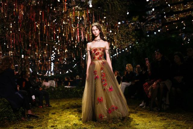 ️

️

️
Kecantikan seorang peri tergambar jelas pada gaun indah yang membalut tubuh mungil sang dara. Sebuah gaun 𝘛𝘩𝘦 𝘉𝘭𝘰𝘰𝘮 𝘰𝘧 𝘈𝘔𝘈𝘙𝘠𝘓𝘓𝘐𝘚 namanya. Dengan kelopak bunga merah terpatri sebagai 𝘱𝘰𝘪𝘯𝘵 utama ‘tuk menarik perhatian.                 
️

️

️