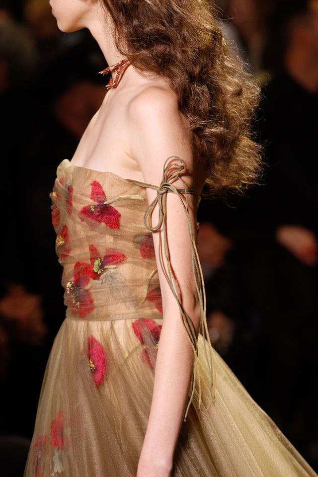 ️

️

️
𝘚𝘵𝘳𝘢𝘱𝘭𝘦𝘴𝘴 𝘎𝘰𝘸𝘯 berwarna cokelat-kehijauan itu kini menjadi pusat utama para tamu undangan. Tak banyak pose yang diberi; hanya senyuman manis sembari memiringkan badannya ke kanan dan kiri, menunjukkan detail pita pada kedua lengannya.
️

️

️