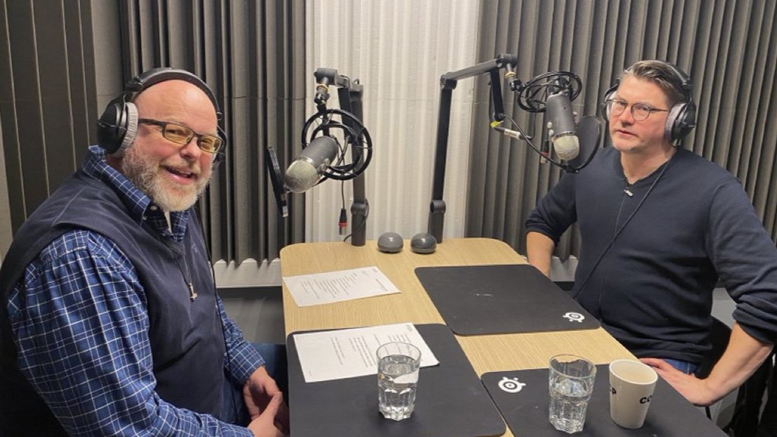 Hans-Henrik <a href="/hhmerckoll/">Hans-Henrik Merckoll</a> og Lars fra <a href="/IBM/">IBM</a> Norge gir sine beste sikkerhetsråd i ukens episode av «Før alarmen går» 🚨

Lytt her:
🟢 Spotify: spoti.fi/3H4Vi02
🟢 Apple: s.atea.no/ep17-apple