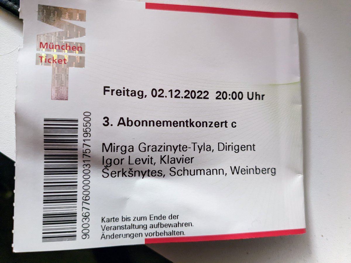 RBraunmueller's tweet photo. Wenn Simon Rattle mal versehentlich als #Dirigentin tituliert wird, kann man die Emanzipation als weitgehend abgeschlossen betrachten. Oder gleich: Dirigent:in. https://t.co/fI3g9sdAc4