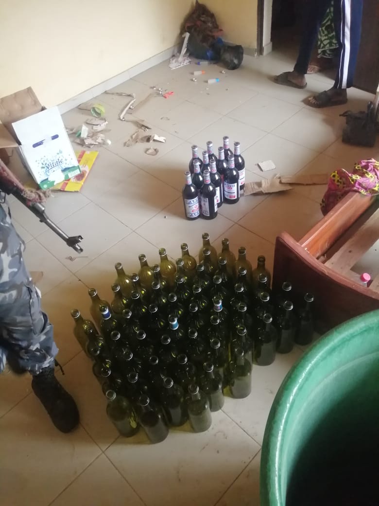 actualites229's tweet photo. 🇧🇯 À Natitingou, des fabriquants de faux produits surpris avec 940 bouteilles emballées, 3000 litres de liqueur répartis dans des tonneaux de 250 litres et des produits arômes et étiquettes arraisonnés par la police. https://t.co/JhICzePdaV