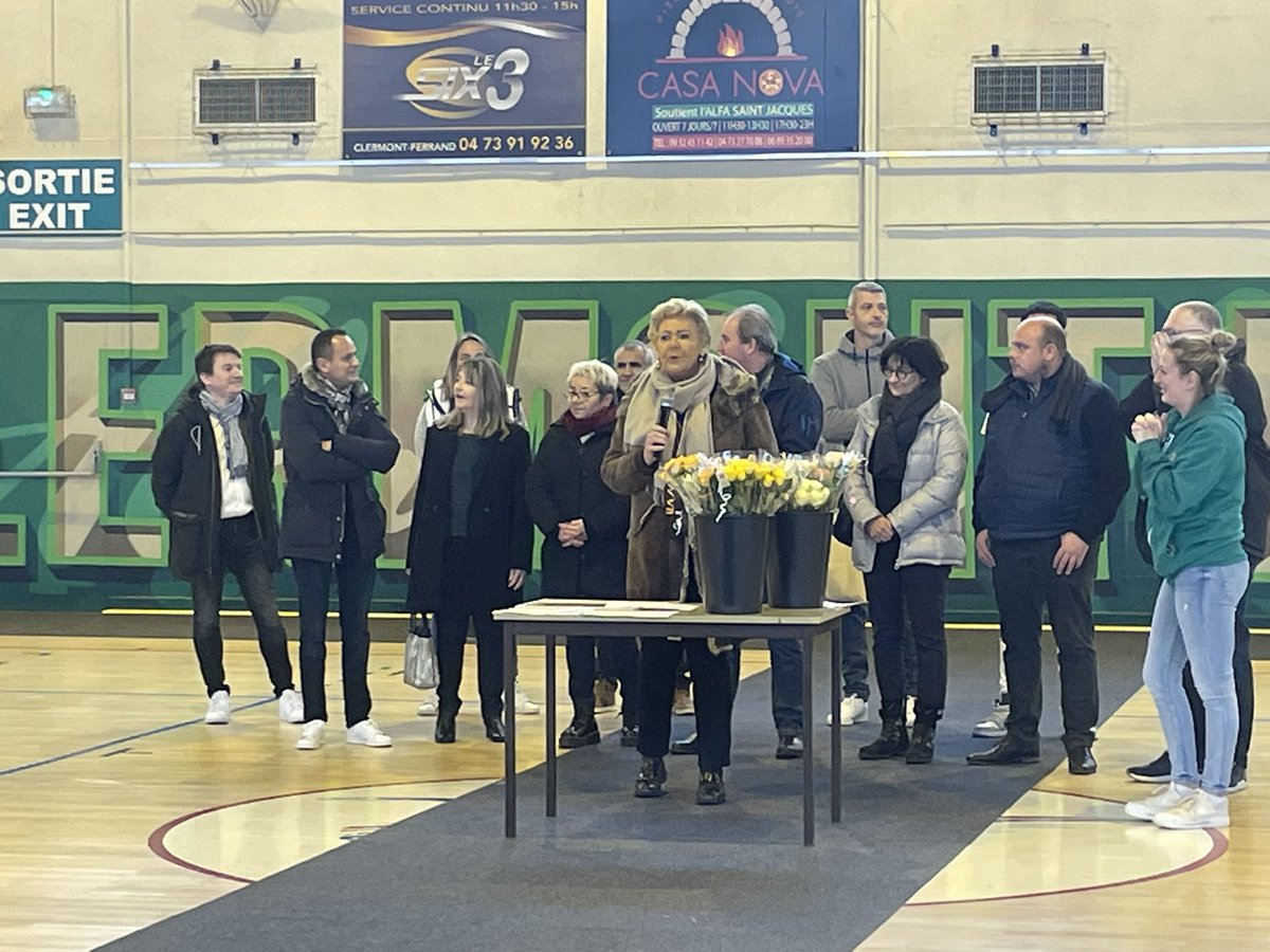 RemiTafani's tweet photo. Représentant @olivierbianchi1 , @RougerieChris participe à l’inauguration des différentes fresques au gymnase Thévenet en présence des dirigeants,éducateurs et bien sûr des jeunes de l’@AlfaStJack https://t.co/FCNsmJ7du5