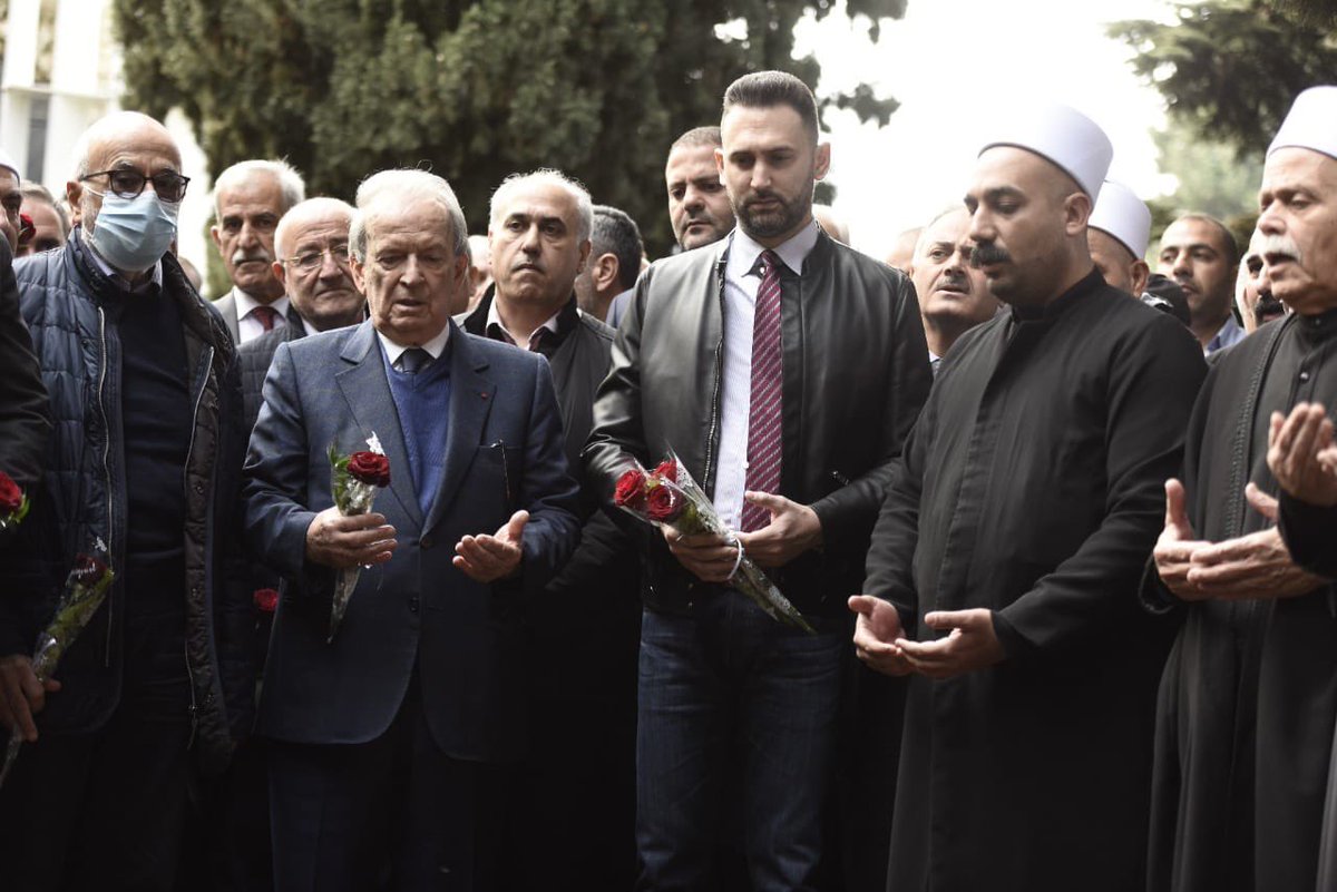 TeymourJoumblat's tweet image. في ذكرى كمال جنبلاط نعود إلى الأساس إلى القيم والأخلاقيات والمفاهيم التي أرساها، في الدولة في السياسة في الفكر وفي الحياة العامة. الحاجة اليوم ماسة إلى إعادة بناء الدولة والمؤسسات وأولى الخطوات انتخاب رئيس للجمهورية ووقف مسارات التعطيل والشلل.