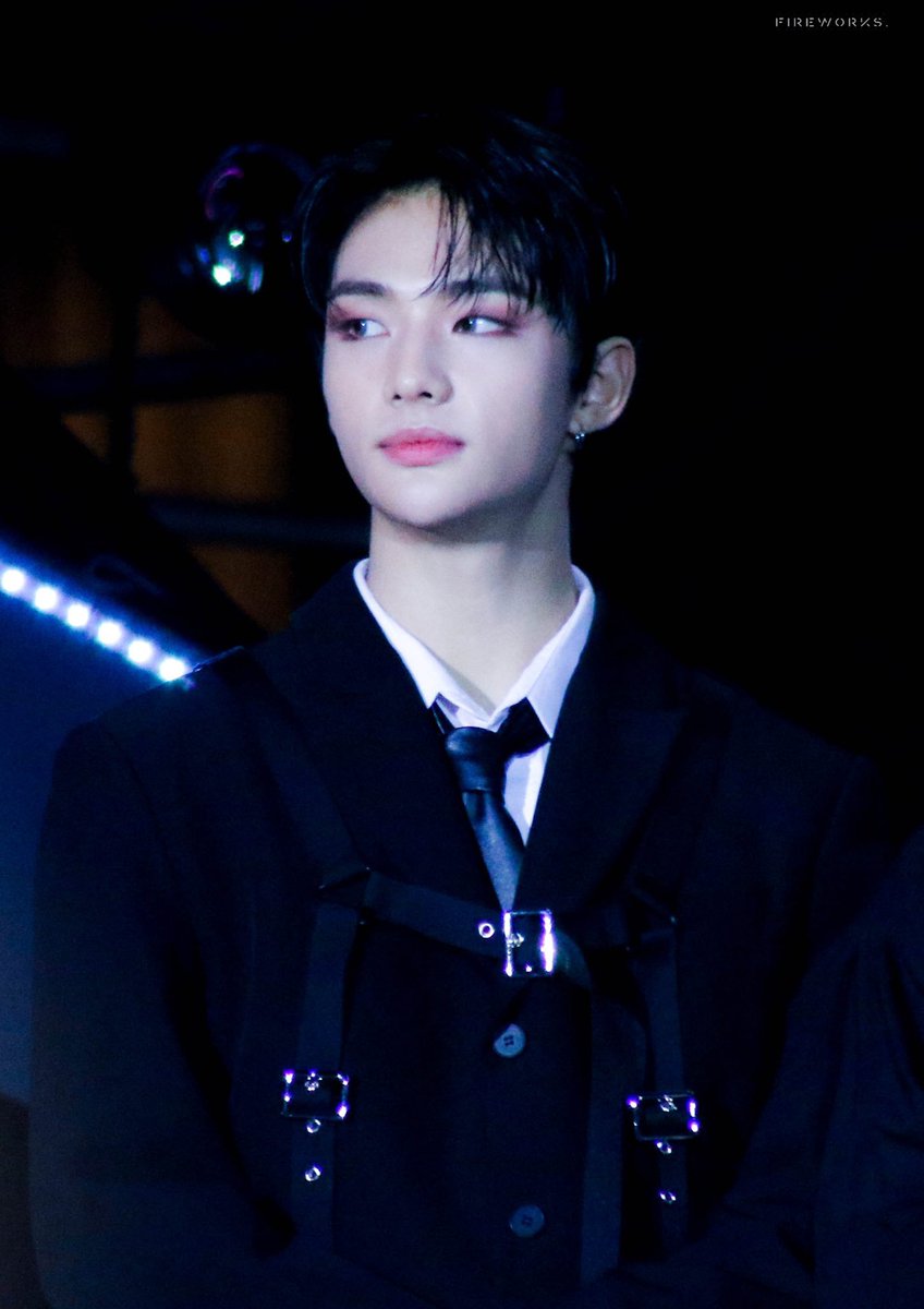 ㅤ
Beberapa detik berlalu, perjalanan kembali dimulai. Apakah para Fairy menunggu kedatangannya? Memikirkannya saja membuat ia senang. Tak heran jika senyum tipis itu kembali terlihat sebelum ia melangkah keluar panggung.
ㅤ