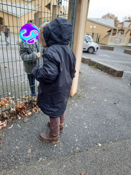 Ça se passe en France 🇫🇷, à Lyon, en 2022.
Olivier a 10 ans, il est autiste et il mange dehors chaque midi car il est exclu du temps périscolaire.Pourquoi ? Parce que les responsables périscolaires répondent qu’ils n’ont personne pour accompagner Olivier sur les temps du midi.🤬