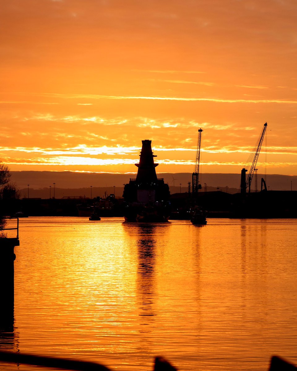 RNinScotland's tweet photo. #Glasgow’s namesake @RoyalNavy warship is safely back in city after being lowered into the waters of Glen Mallan &amp; towed back up the River #Clyde to Scotstoun.  Work will continue fitting-out the Type 26, one of eight new anti-submarine frigates being built in #Scotland. https://t.co/ohCkYVWPvC