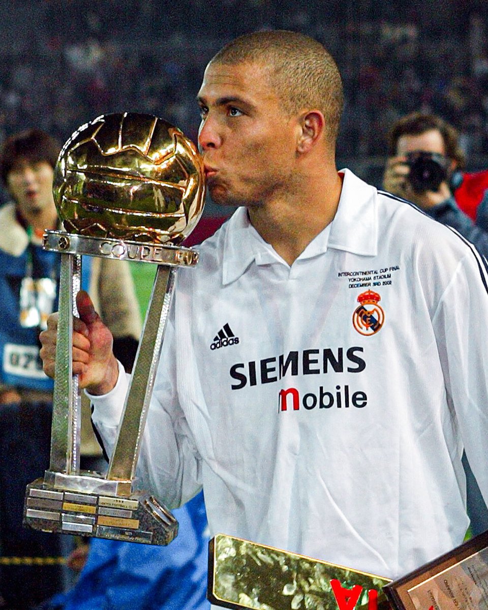 😘⚽ <a href="/Ronaldo/">Ronaldo Nazário</a> 
🏆 3ª Copa Intercontinental
📅 03/12/2002
#RealFootball | #OTD
