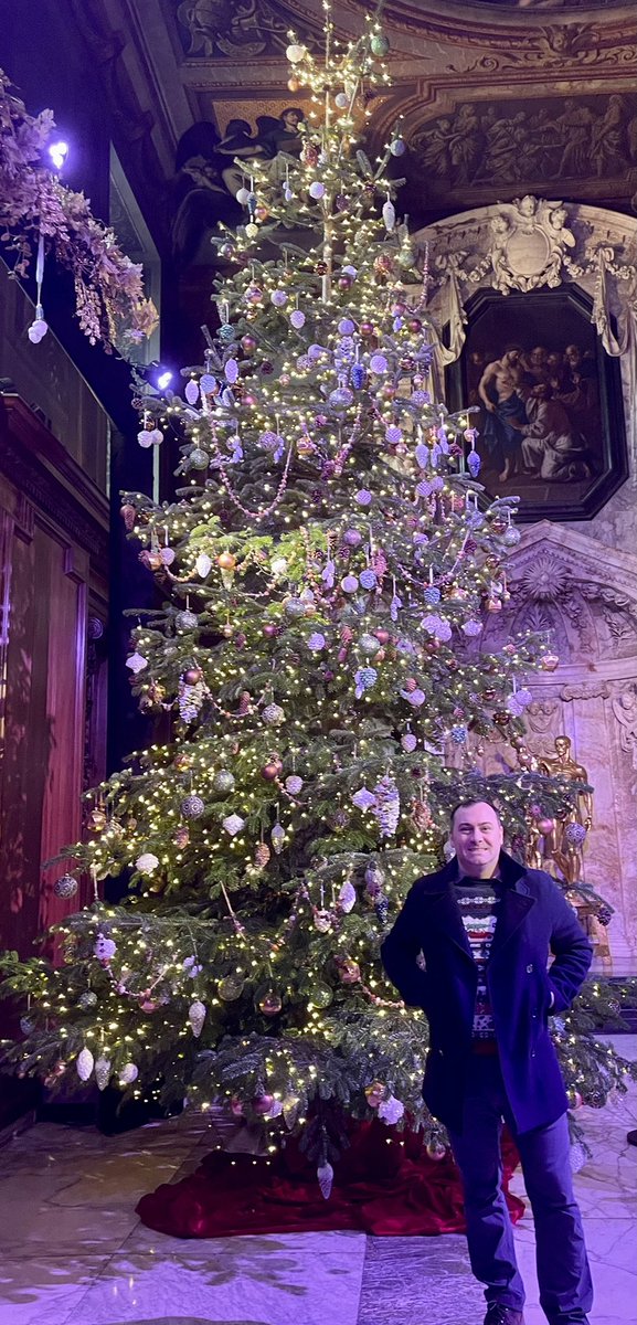 Graham__Nash's tweet photo. Trying to get into the Christmas spirit.

#chatsworth #christmas2022 #ChristmasTree @ChatsworthHouse https://t.co/mjrHZHTLbi