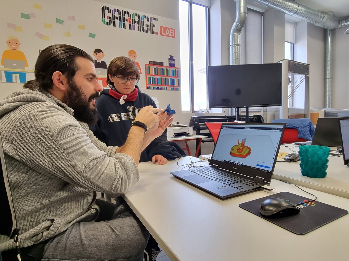 ▶️ Muy interesante conocer de primera mano como se llevan a cabo los #diseños para #impresiones #3D. Lo estamos descubriendo en el <a href="/PoloDigitalMLG/">Polo Nacional de Contenidos Digitales</a> de la mano de #GarageLAB y <a href="/fundacionorange/">Fundación Orange</a> 🖨💻

#mWeekMalaga22