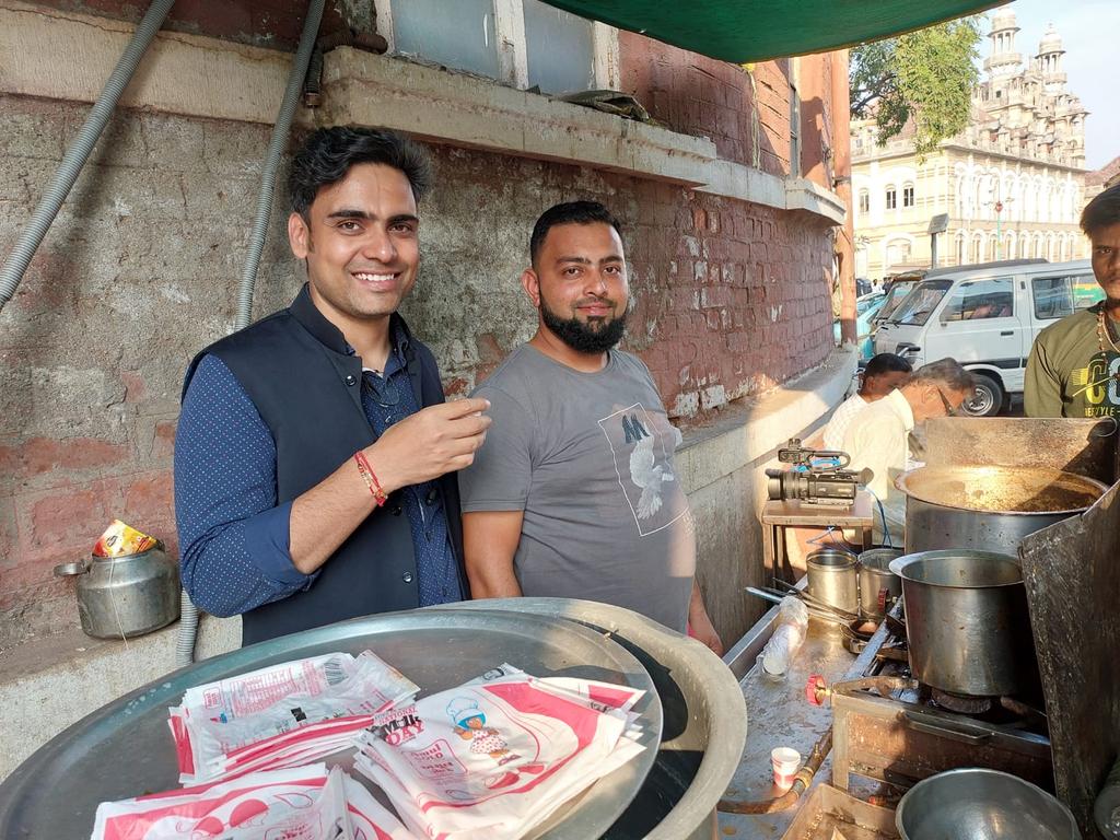 roshiyana's tweet photo. कभी वड़ोदरा आना हो तो ज़रूर पहुंचिए Raj महल रोड में आबिद की चाय की दुकान पर. ब��हतरीन चाय. बढ़िया बातें 
#Gujarat #foodsofindia #GujaratAssemblyPolls https://t.co/Nv7Gui0x0b