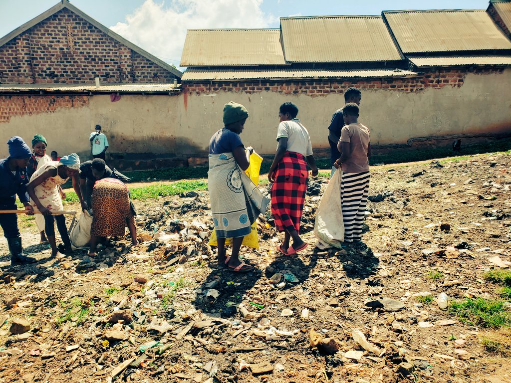 MICHAELMARKKUG1's tweet photo. The power of working together and the power of women as we campaign for clean environments as young planners in kiwunya rubaga division https://t.co/4HRUh4ZAxj