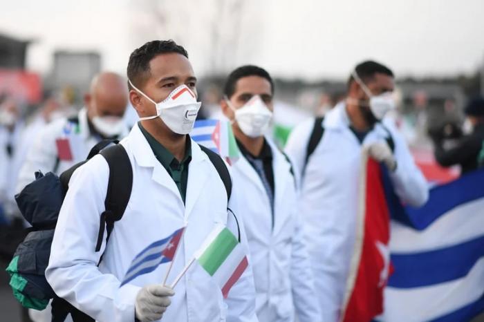 A todos los trabajadores de la #Salud, que dentro y fuera de la Patria honran la profesión más noble: Felicitaciones en su Día. Ya el mundo los conoce y admira. Un día los reconocerá y premiará. #CubaSalvaVidas