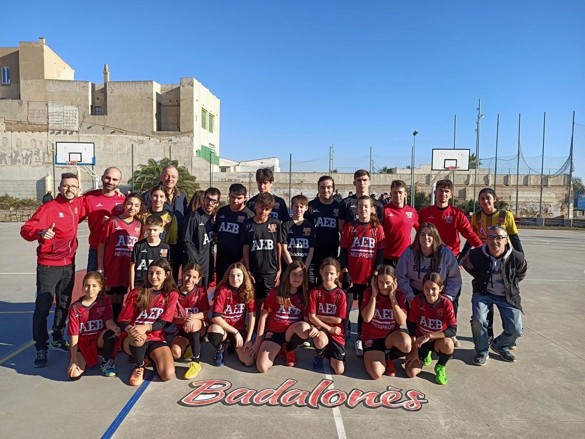 AEBDimonis's tweet photo. 🚨TROBADA #FUTSAL PISTA PLATJA 🚨
Gran matí de germanor dels equips de futsal #femení i #adaptat a la Pista de la Platja on tots els #dimonis han gaudit d’una matinal de futsal ⚽️
#esperitdimoni👹 #somdimonis https://t.co/AM2INoXvXv