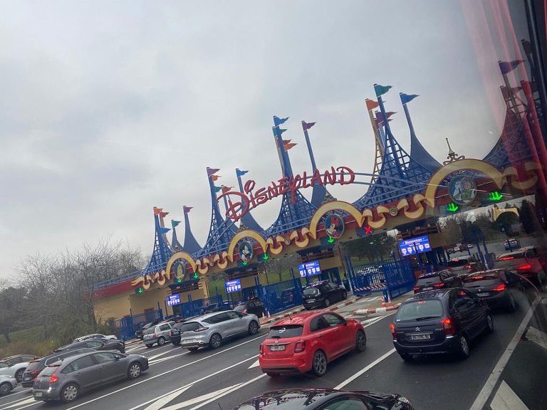 TheParkerEACT's tweet photo. Disneyland Paris!!! #ParkerinParis https://t.co/gbqoiiYIvi
