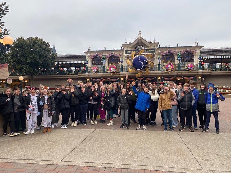 TheParkerEACT's tweet photo. Disneyland Paris!!! #ParkerinParis https://t.co/gbqoiiYIvi