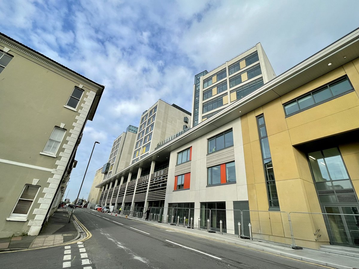 janestokes13's tweet photo. Times like this I quite like converging verticals as I stood on Eastern Avenue gazing at the #LouisaMartindale Building due to open Spring 2023 at the #RoyalSussexCountyHospital in Brighton, part of @UHSussex
My time at #BSUH was fabulous. Give it a go:
https://t.co/gTExNK2p7o https://t.co/LRwnXHpS4O