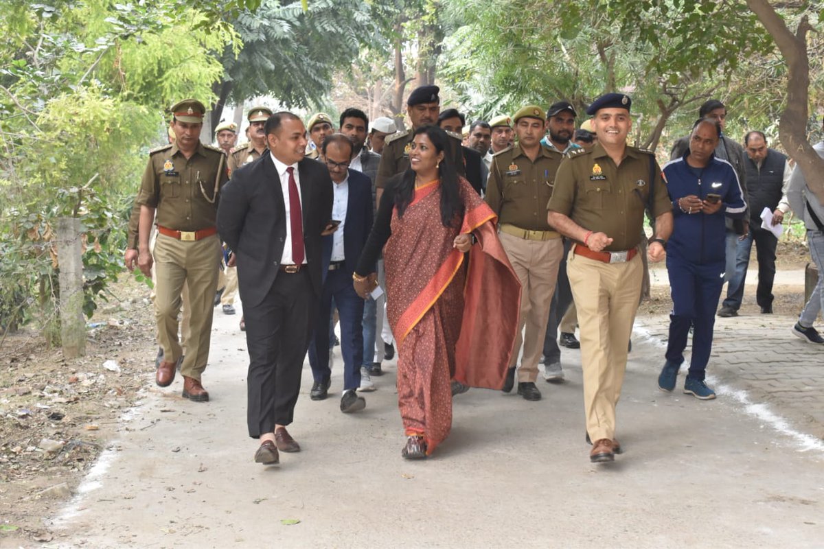 BagpatDm's tweet photo. आज @CommissionerMe3 श्रीमती @jselvakumari जी ने आज बड़ौत तहसील परिसर में कुसुम का पौधा रोपित किया। https://t.co/wNLgIoriMT