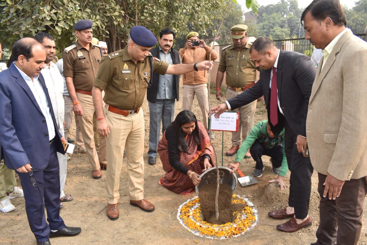 BagpatDm's tweet photo. आज @CommissionerMe3 श्रीमती @jselvakumari जी ने आज बड़ौत तहसील परिसर में कुसुम का पौधा रोपित किया। https://t.co/wNLgIoriMT