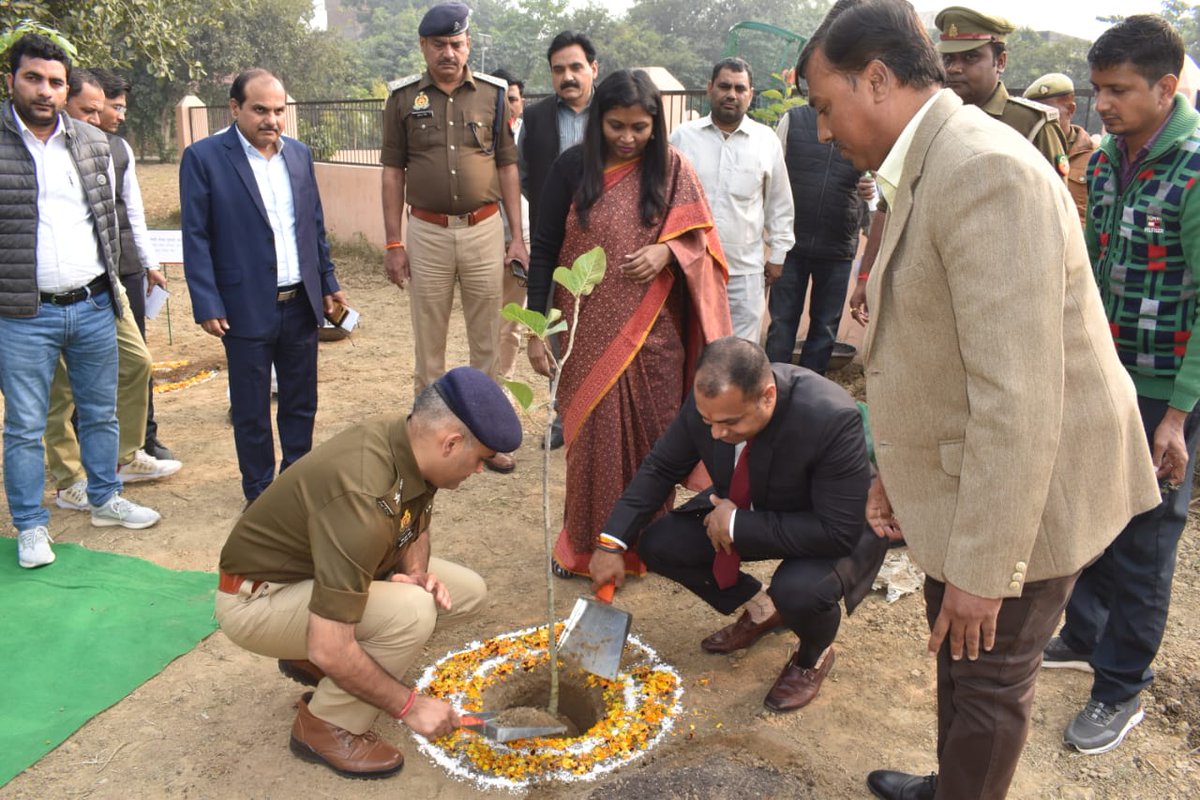 आज <a href="/CommissionerMe3/">Commissioner Meerut</a> श्रीमती <a href="/jselvakumari/">Selvakumari Jayarajan</a> जी ने आज बड़ौत तहसील परिसर में कुसुम का पौधा रोपित किया।