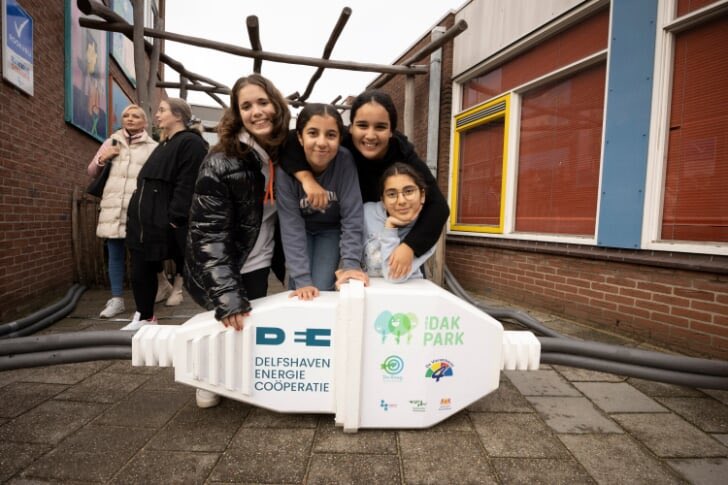 DelfshavenC's tweet photo. @College010 @ChantalZeegers Versnellen? Meer doen? Afgelopen maandag openden de kinderen van OBS Dakpark 3 zonnedaken met 825 zonnepanelen. Als we alle publieke daken van de gemeente Rotterdam (3,2 km2) zo doen kunnen álle Rotterdamse gezinnen aandeelhouder in de energietransitie worden. ☀️ = 💶 + 🌍 https://t.co/mNZFBhAGVL