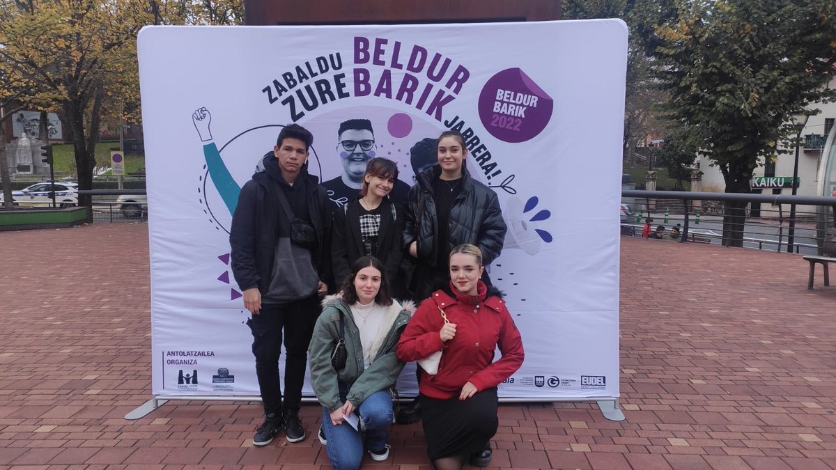 🏆#BeldurBarik Lehiaketako “txapeldunak”🎉 
GURE GORPUTZAK GUREAK OTE DIRA? ikus-entzunezko lanagatik DBHko 4. mailako sei ikaslek Beldur Barik Lehiaketa irabazi dute. 
👀👉jadomaristak.eus/eu/blog/beldur…
