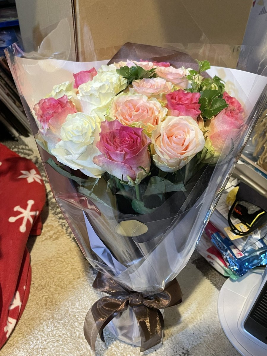 ボテロ展 コロンビア特産品プレゼント
で当選した『コロンビア直輸入バラ』が届きましたー！🎁🎉
🌹予想より大きくてめっちゃキレイ！💕
大切に綺麗な時期を長くしてみせるよ！
 #ボテロ展