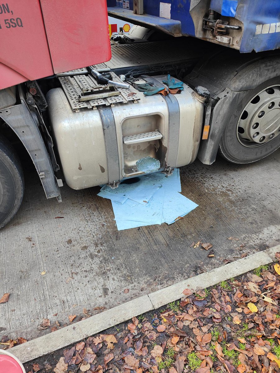 AlsagerFS's tweet image. 🚨 🚒 📟 #incident 14:30 2/12/22 
The team were mobilised to a HGV leaking diesel at Barthomley Services. Crews used equipment supplied by @EnvAgency to stem the leak allowing the vehicle to return to its depot nearby. Quick thinking from the driver prevented a large spill.