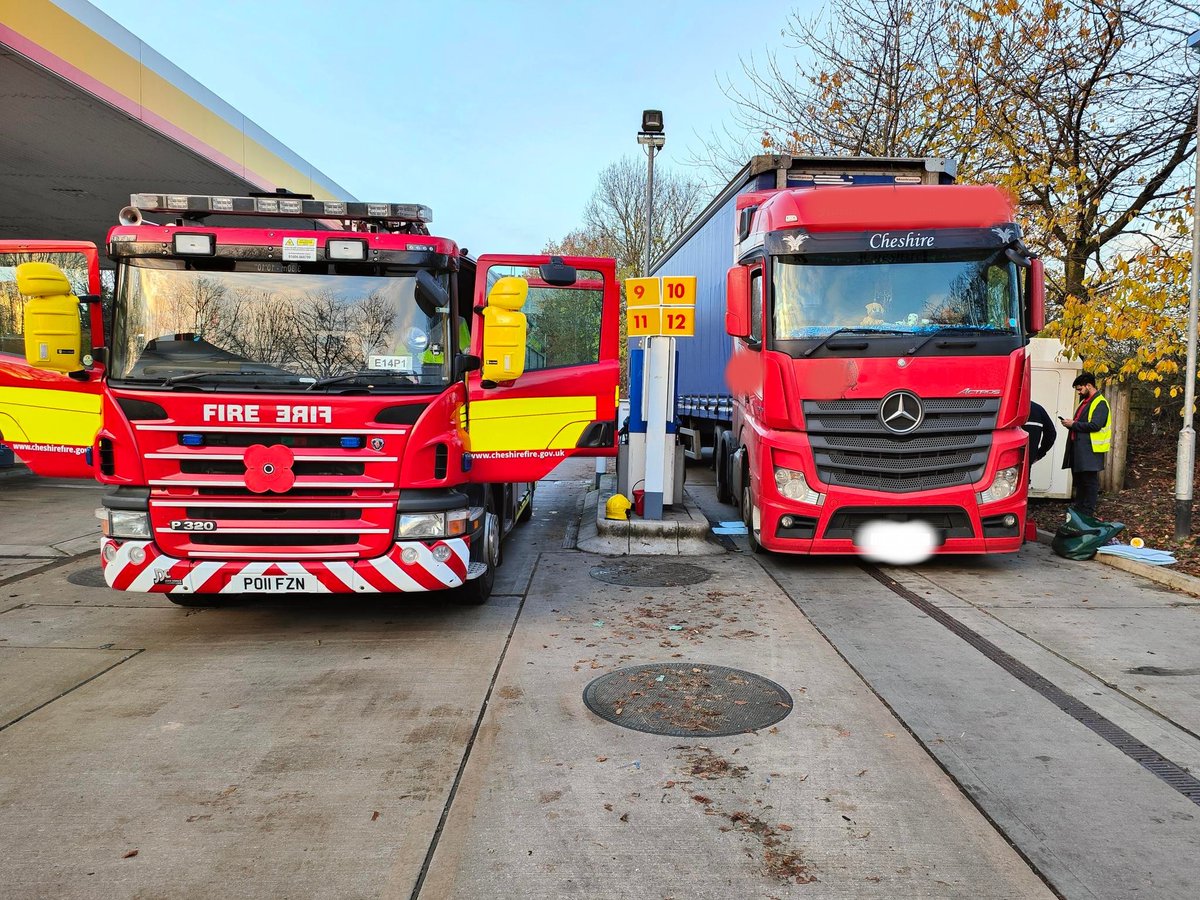 AlsagerFS's tweet image. 🚨 🚒 📟 #incident 14:30 2/12/22 
The team were mobilised to a HGV leaking diesel at Barthomley Services. Crews used equipment supplied by @EnvAgency to stem the leak allowing the vehicle to return to its depot nearby. Quick thinking from the driver prevented a large spill.