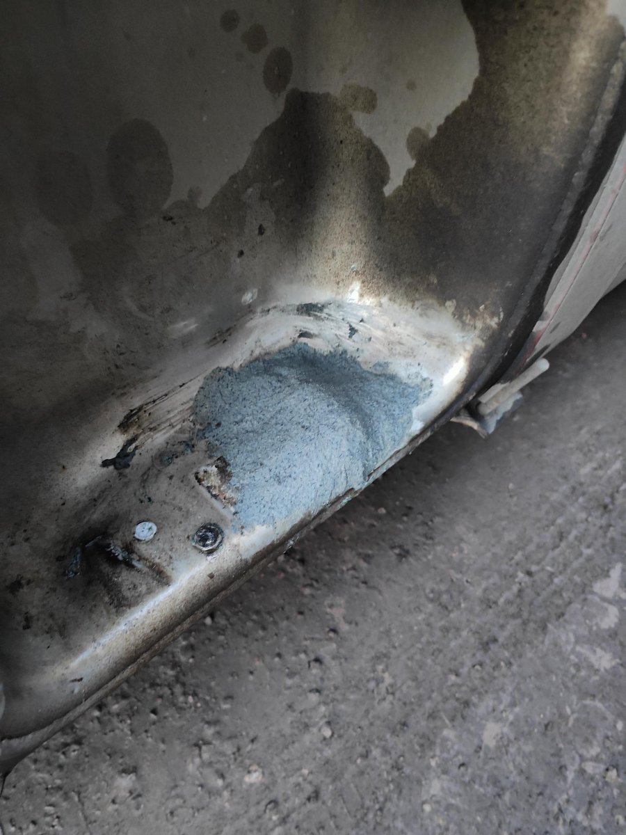 AlsagerFS's tweet image. 🚨 🚒 📟 #incident 14:30 2/12/22 
The team were mobilised to a HGV leaking diesel at Barthomley Services. Crews used equipment supplied by @EnvAgency to stem the leak allowing the vehicle to return to its depot nearby. Quick thinking from the driver prevented a large spill.