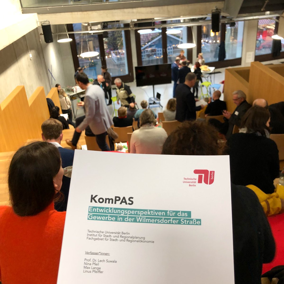 Berlinus030's tweet photo. Gestern haben wir unsere Studie zur Wilmersdorfer Str. vorgestellt. Dabei haben wir Handlungsperspektiven gegen #Leerstand herausgearbeitet. Schön, dass so viele Leute gekommen sind. https://t.co/j0Oea0fVBx