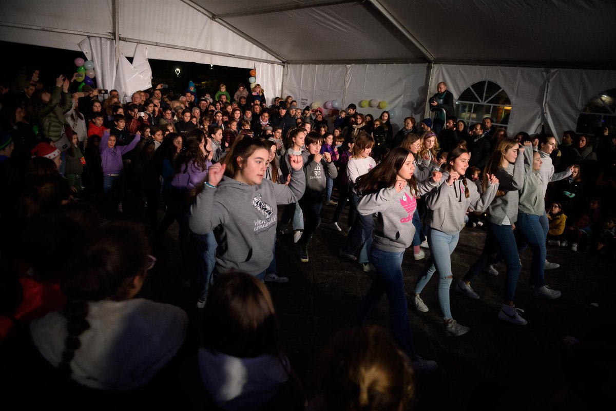 🧁🎶🐃🔥🪗  Parte hartze handia Euskaraldiaren amaiera ospatzeko bart Goikoplazan antolatu zen ekitaldian. Txokolate eta muffinak, musika, dantza eta aspaldi plazara ateratzeko gogoz zegoen Lebi zezen suzkoa.

#Andoain #EUSKARALDIA <a href="/AndoaingoE/">Andoaingo Euskaraldia</a>