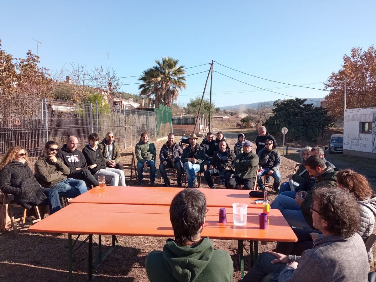 ateneuartes's tweet photo. Aprofitant el solet hem començat la presentació de l'@FutbolCaserna, que compta ja amb 130 infants.
I després debat sobre el model de futbol actual i quines alternatives es poden crear.
#Femungolalfutbolmodern https://t.co/9dHlQP2q0R