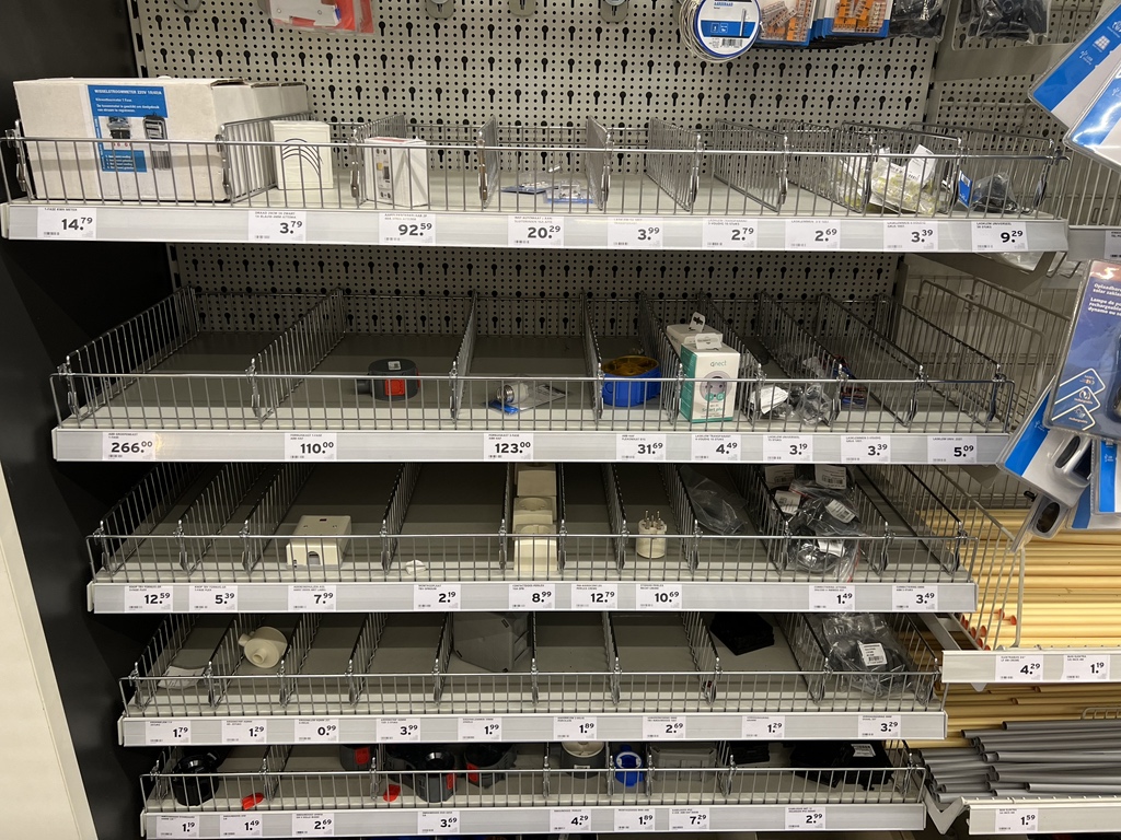 Wat een armoe bij de <a href="/GammaNL/">GAMMA Nederland</a> Charlois. Gangpaden vol met branchevreemde kerstmeuk. Maar (elektrisch) bouwmarktmateriaal schappen leeg, of gevuld met restafval. Geen simpele geisoleerde 230v stekker te vinden.