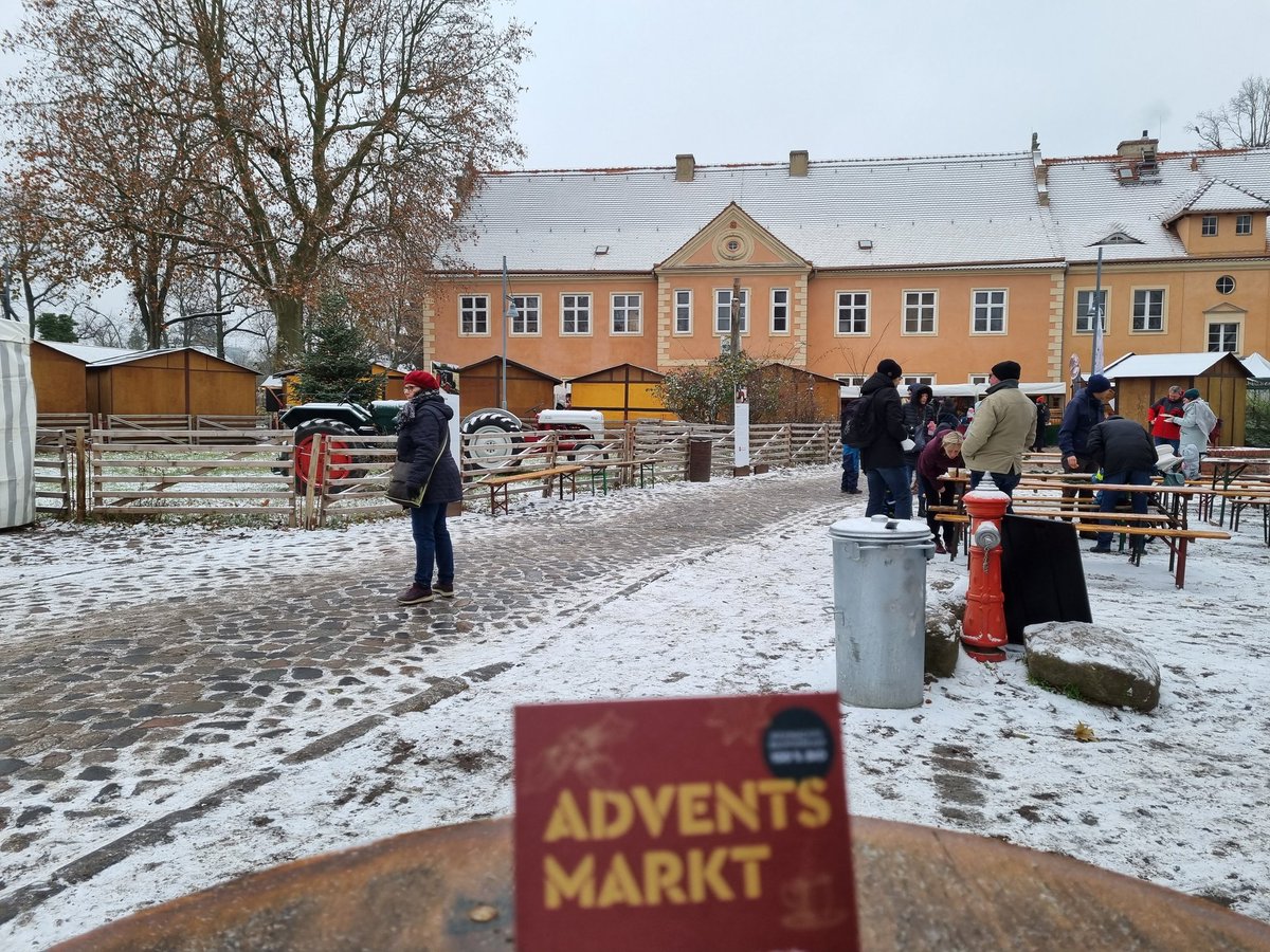 fcpauli's tweet photo. Langsam wird es weihnachtlich. Adventsmarkt auf der @domaenedahlem https://t.co/4DfeoEDA2w https://t.co/iaFXK7Y5G6