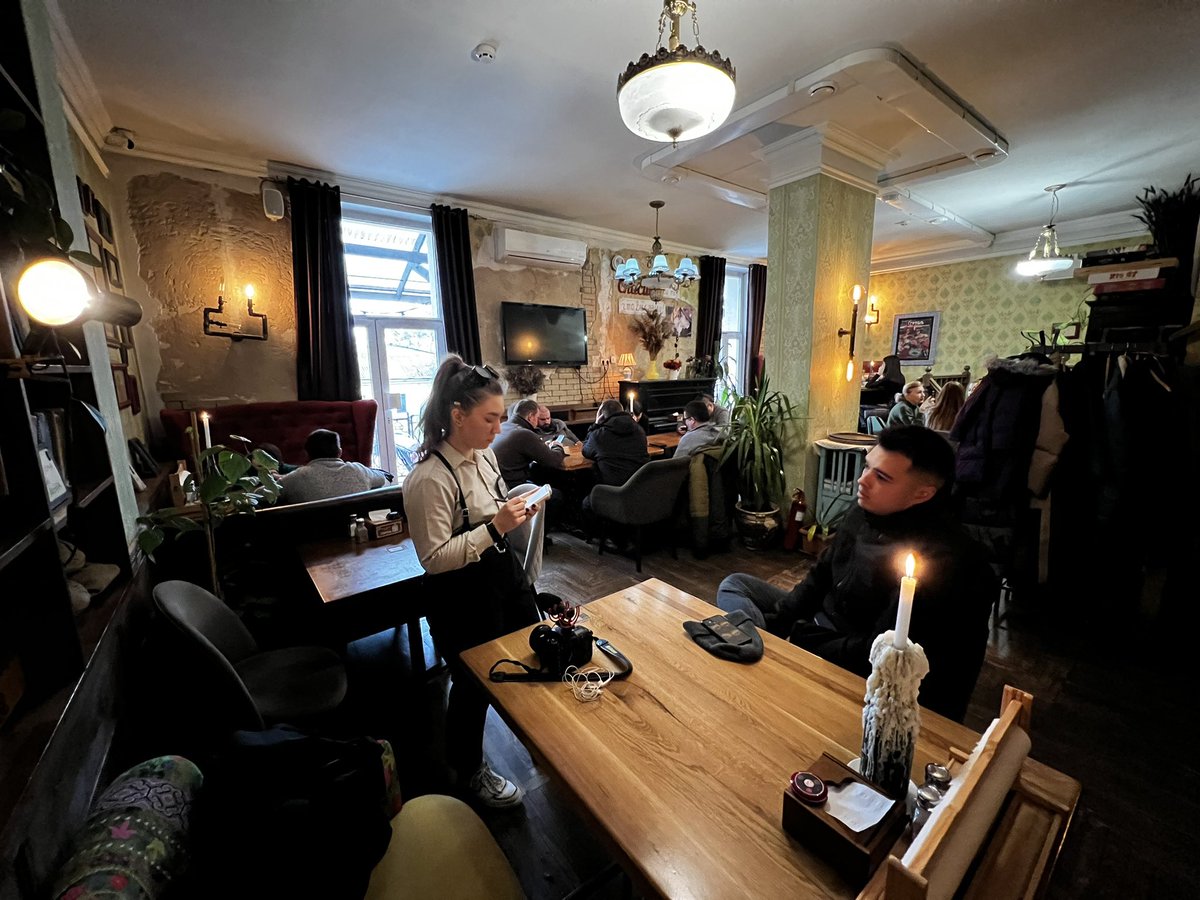 giammarcosicuro's tweet photo. Un esempio per chi è duro di comprendonio: qui siamo a #mykolaiv. La città è stata bombardata per mesi e anche adesso suonano le sirene e gli attacchi sono quotidiani. Eppure, al #griffel café si mangia! https://t.co/Nsspi3HXJr