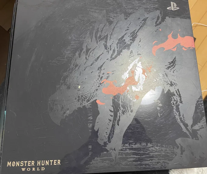 ps5がまだない私はPS4のままです。 PS5買ったとしてもモンハンモデルなので捨てずに居ると思うwww 置く場所が物が当たったりするトコだったので傷だらけ よく猫に強い体当たりで倒されたりもしました www 横にすると乗られるし…。常に戦いw