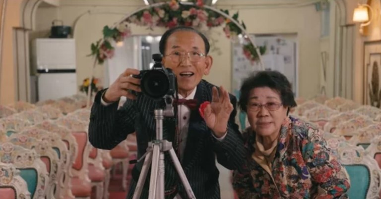 LMPositif's tweet photo. 🇰🇷 Agés de 89 ans, Baek Nak-sam et sa femme Choi Pil-soon possèdent une petite salle de mariage en Corée du Sud ! Depuis 55 ans, il ont permis à 15 000 couples dans le besoin de se marier gratuitement ! ❤ https://t.co/h5TNqhEefC