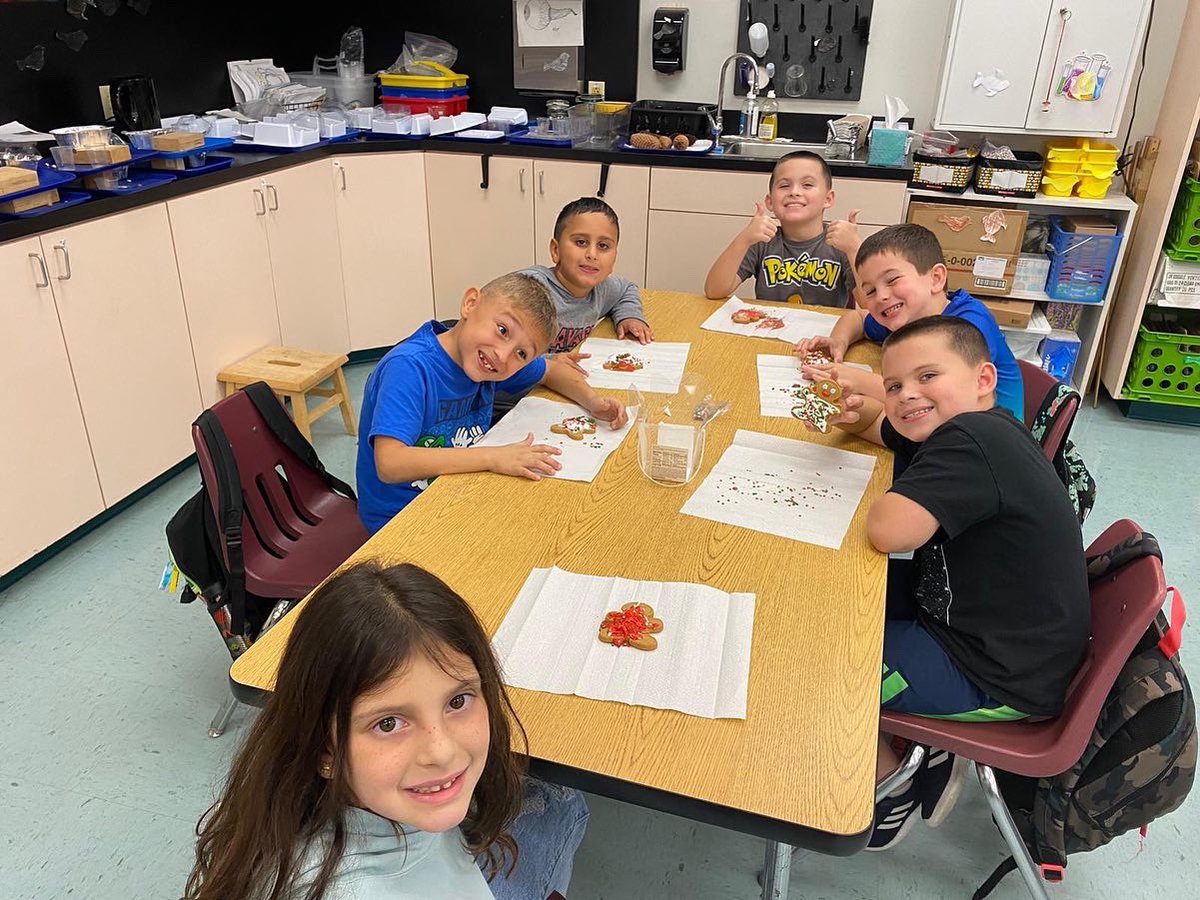 SunshineASC's tweet photo. Holiday Cookie decorating at Embassy Creek 
@CreekEce 
#yummy #cookies #holidays #cookiemaking https://t.co/lIsXUdImsJ