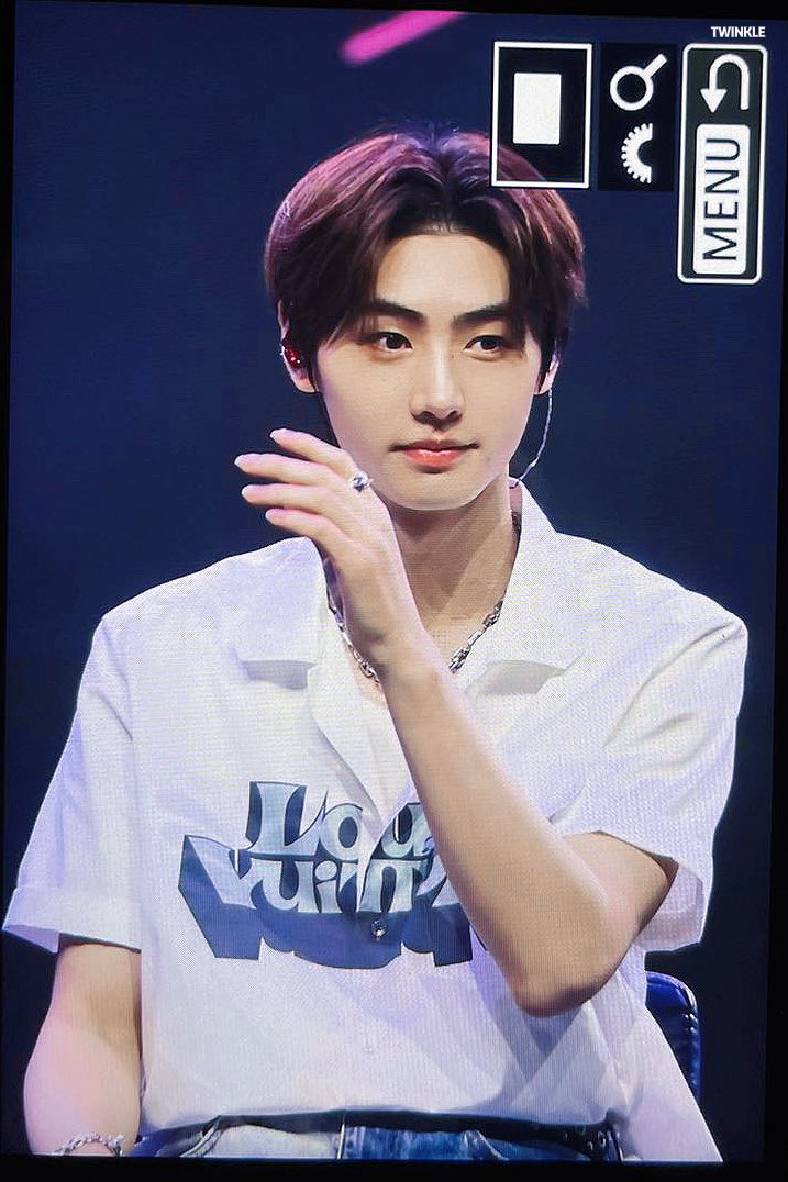 parksunghoonboy's tweet photo. twinkle nim is here blessing us with a sunghoon photo https://t.co/uKw57JeLjN