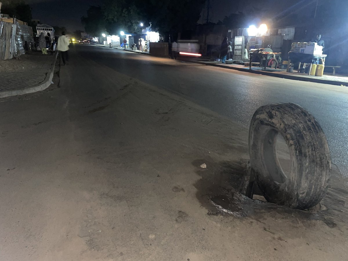 _ComGoon's tweet photo. 3 accidents en 24h causés par le même 🕳 

@NiameyDe svp, pourquoi il y a des trous au milieu des goudrons ? Y a t-il un intérêt ? Pouvez-vous faire quelques !

#zantche #ne227 https://t.co/qzWeUDLWRs